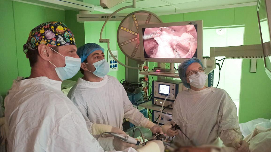 Краснодарские хирурги и урологи удалили у пациента одновременно 2 опухоли