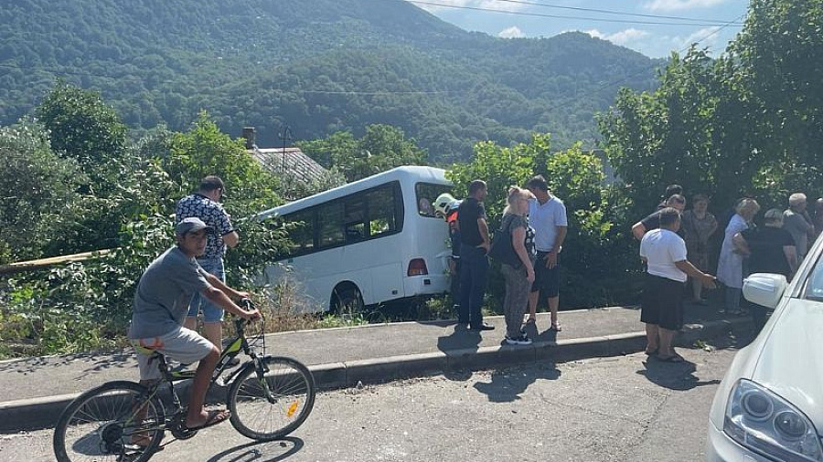 В Сочи рейсовый автобус улетел в кювет после ДТП. Пострадали 12 человек