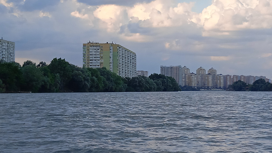В Краснодаре и крае в конце рабочей недели ожидается умеренно-жаркая погода, кратковременные дожди и порывистый ветер