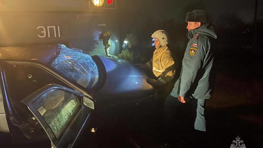 В Усть-Лабинске пассажирский поезд столкнулся с легковым автомобилем. Погиб 1 человек