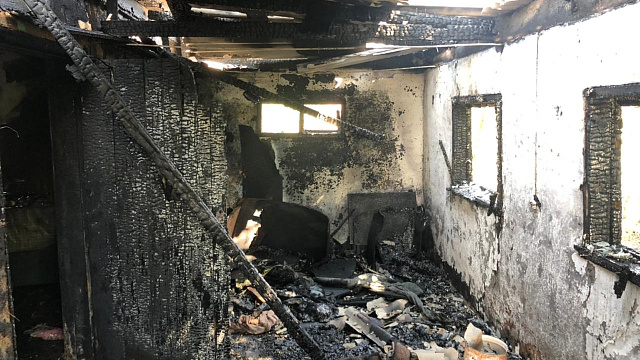 41-летний мужчина погиб во время пожара в станице в Краснодарском крае. СК проводит проверку