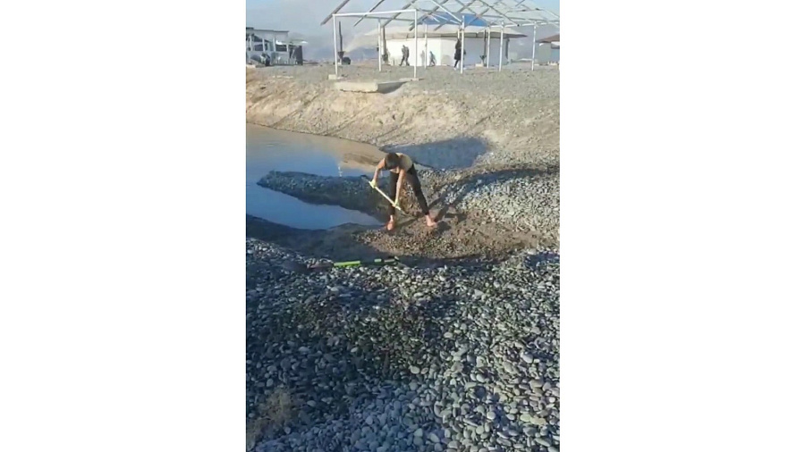 В Новороссийске тысячи мальков оказались отрезанными от моря из-за нанесенных норд-остом камней
