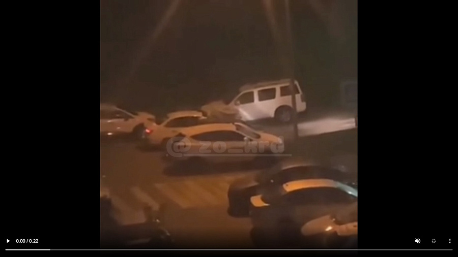 В Краснодаре пьяный таксист повредил припаркованные автомобили и снес школьные ворота (ВИДЕО)