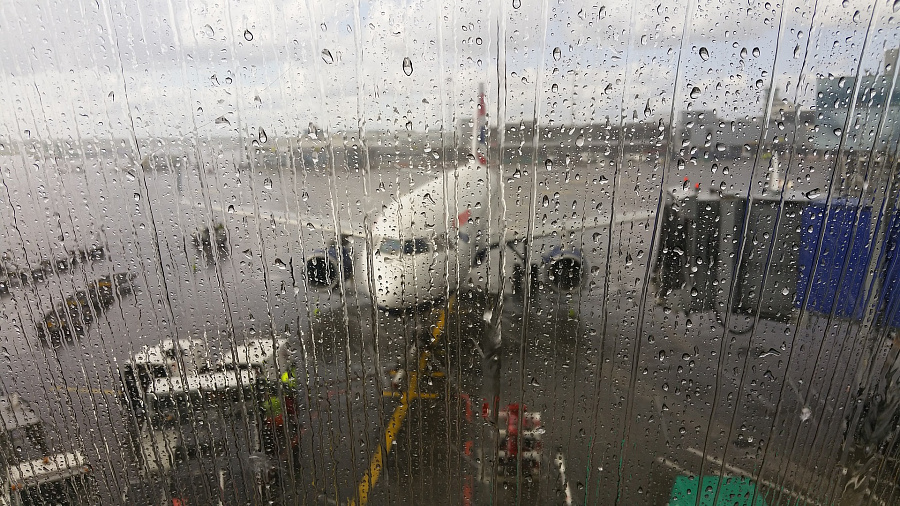 Аэропорт Сочи не смог принять 4 самолета из-за грозы и шквалистого ветра