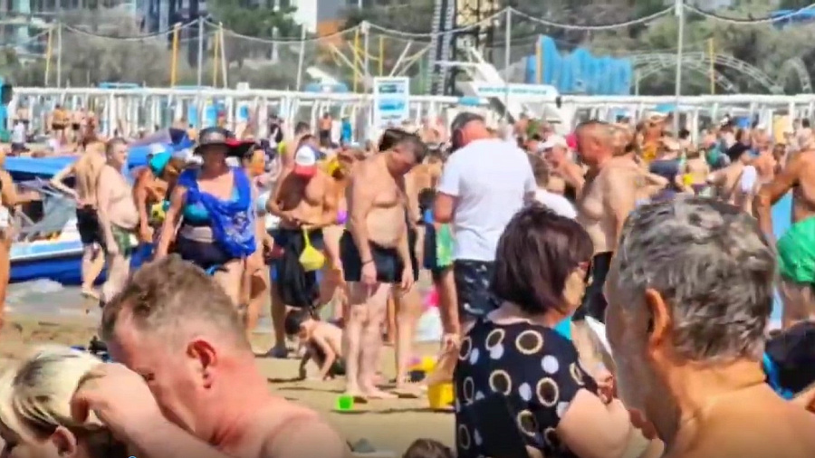 Переполненный пляж Анапы в сентябре попал на видео