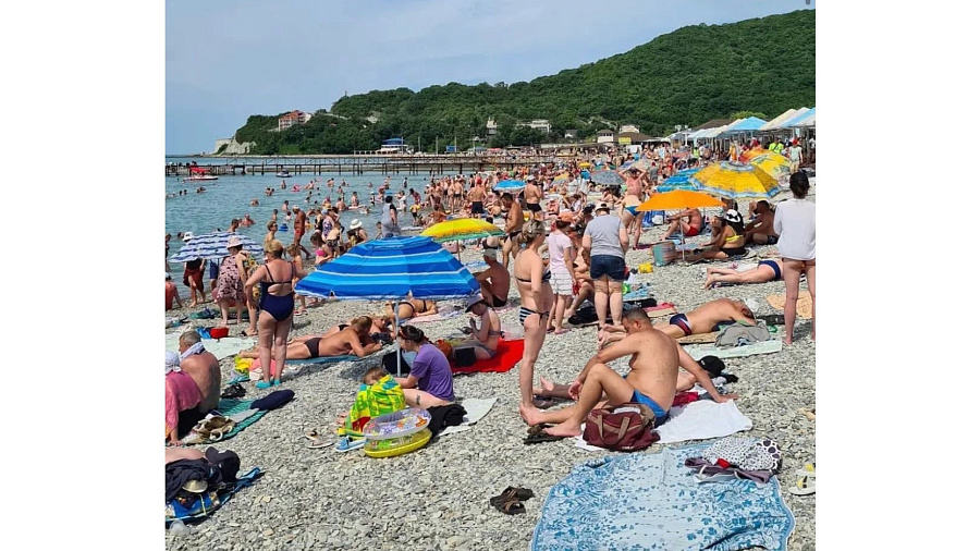 Забитый туристами пляж Черного моря под Геленджиком показали отдыхающие