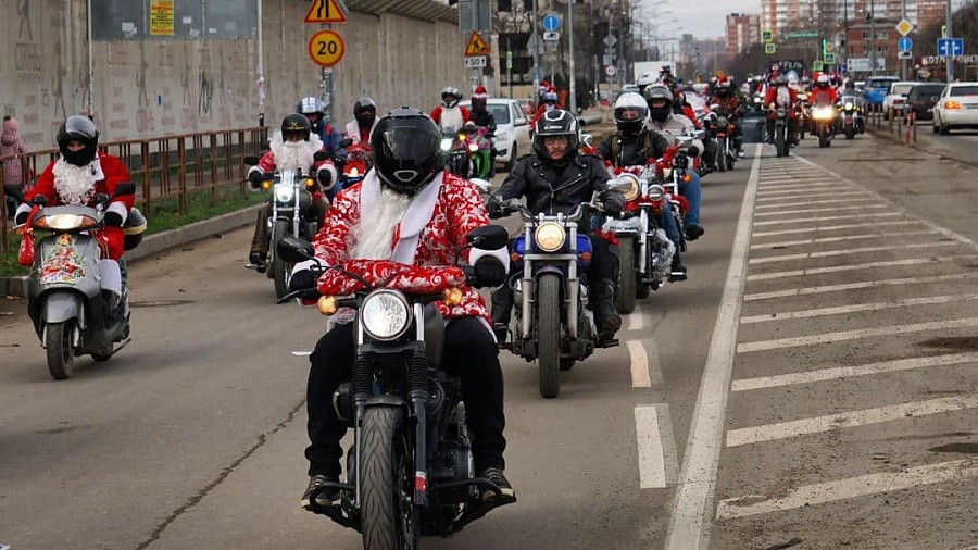 В Краснодаре мотоциклисты завершили сезон парадом Дедов Морозов