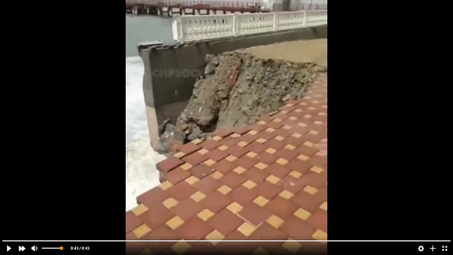 Очевидцы сняли на видео разрушенную после дождя набережную в Сочи