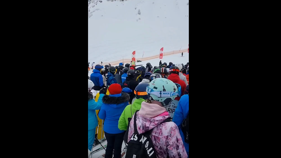 Огромные очереди на горнолыжном курорте Сочи появились с начала сезона. Видео