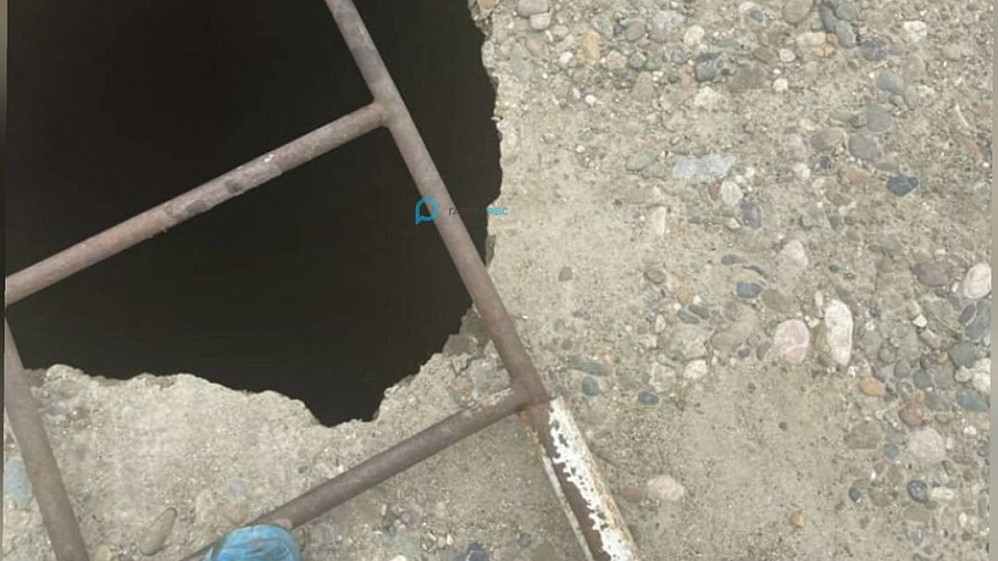В Краснодарском крае под ногами пенсионера провалилась дорога и он рухнул в 8-метровую яму
