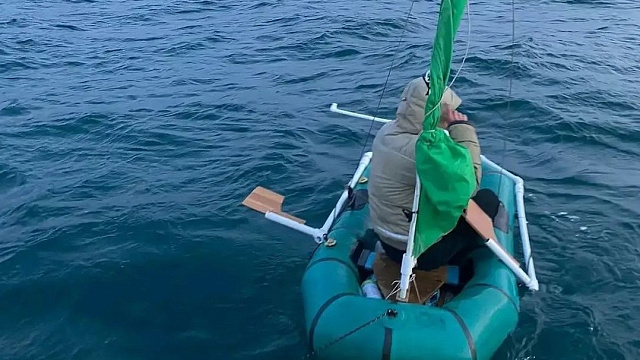 В Анапе мужчину унесло ветром на 3 км в море на надувной лодке 
