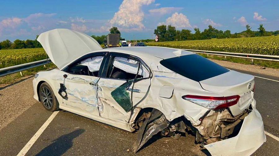 На Кубани из-за лопнувшего колеса фура протаранила Toyota Camry