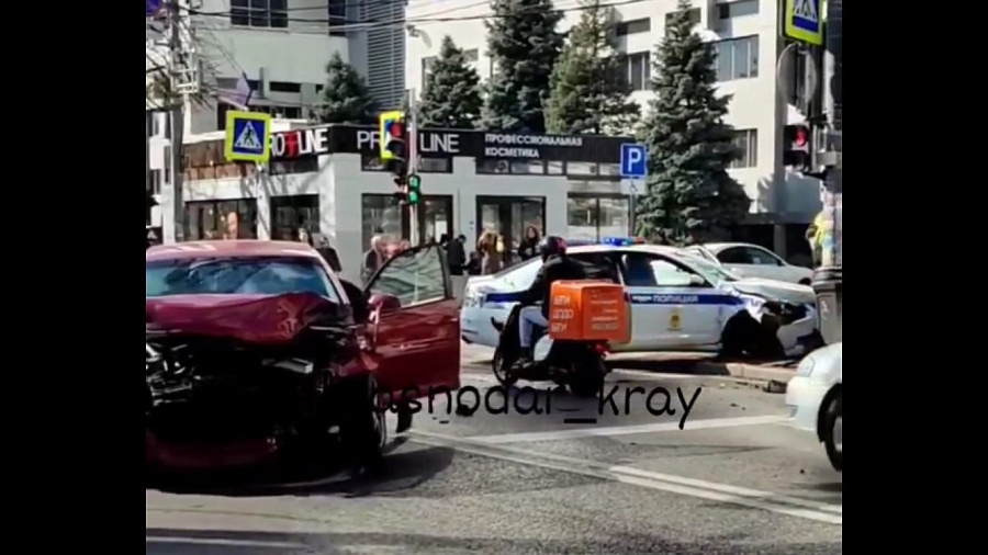 В Краснодаре на улице Красной произошло столкновение автомобиля ДПС и «Фольксвагена»