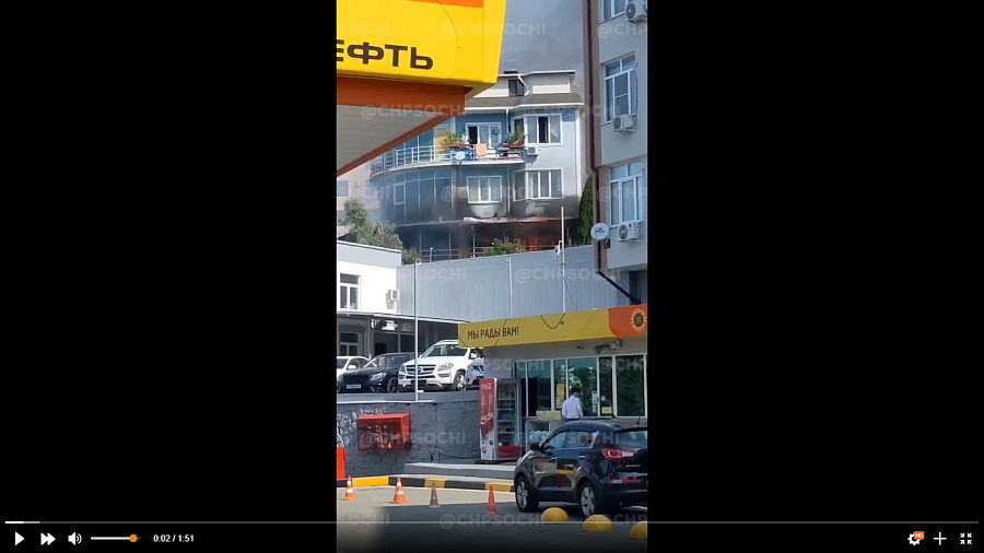 В Сети появилось видео горящей квартиры в центре Сочи