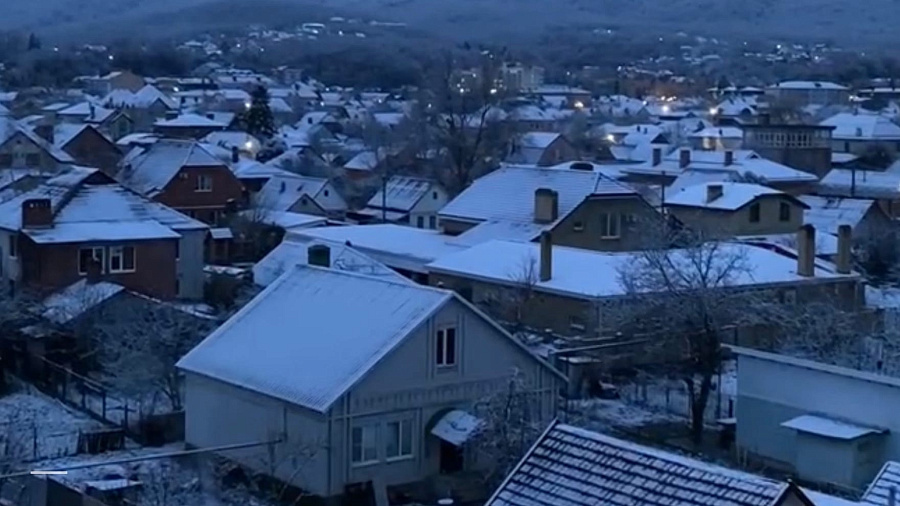 В Краснодаре и нескольких районах Кубани ночью выпал первый снег. Видео