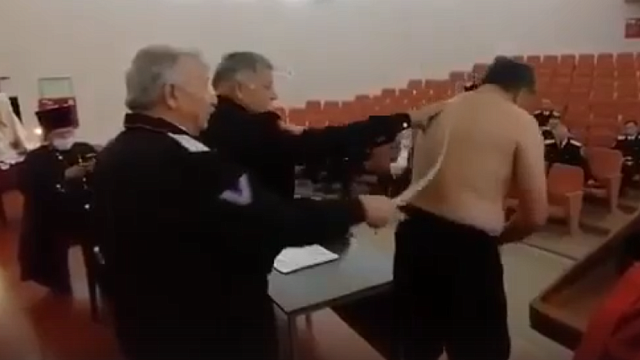 В Геленджике нового казачьего атамана высекли плетью. Видео