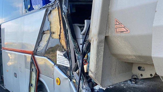 В Усть-Лабинском районе автобус с детьми столкнулся с фурой