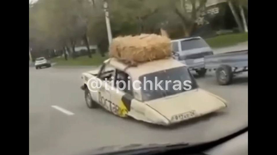 Экстремальная доставка сена: 22-летний житель Кубани, едущий по Ставрополю на машине без задних колес и багажника, попал на видео