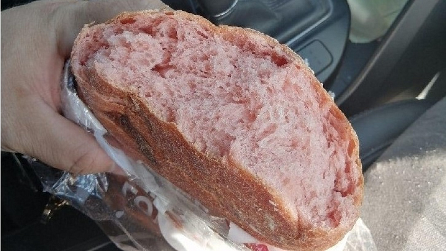 Жителя Новороссийска озадачил розовый «чудо-хлеб», купленный в супермаркете