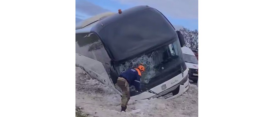 Спасатели деблокировали пассажиров после серьезного ДТП с автобусом в Новороссийске