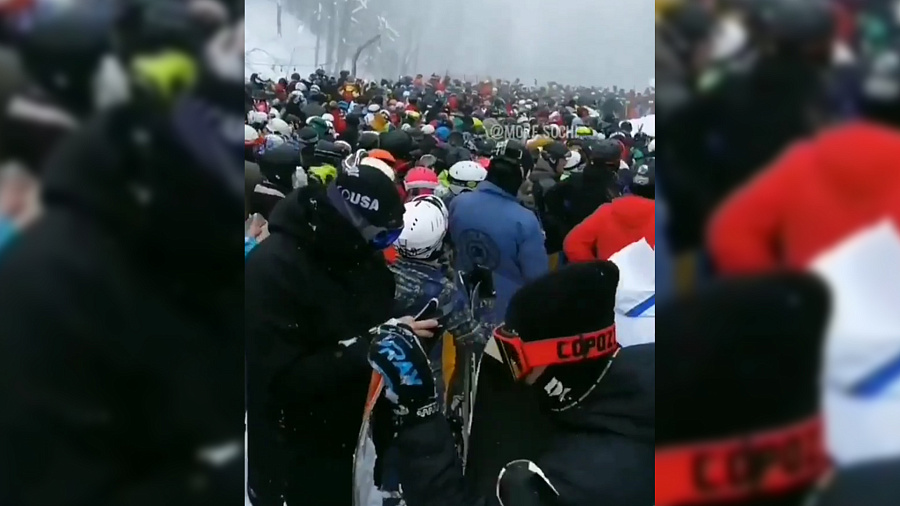 В соцсетях появилось видео гигантской пробки из туристов на горнолыжном курорте Роза Хутор