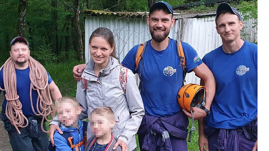 Туристка из Москвы и ее дети зависли на опасном склоне у водопадов в Геленджике