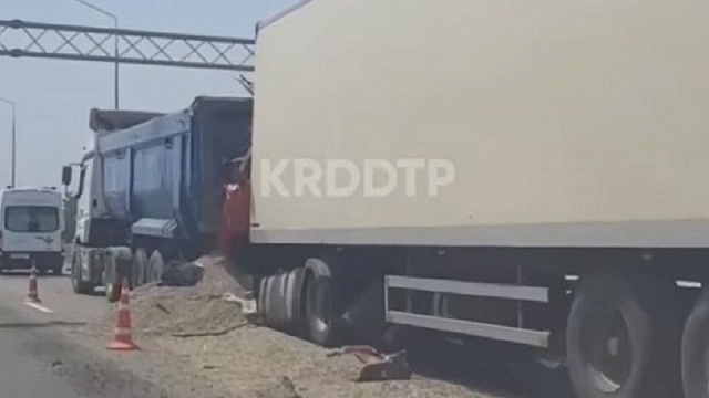 В Краснодарском крае на трассе «Дон» произошло смертельное ДТП с участием двух грузовиков и легкового автомобиля