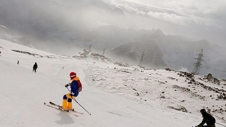 На Эльбрусе во время спуска с горы лыжник столкнулся с другим отдыхающим и погиб