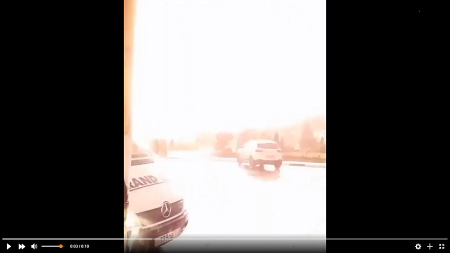 В Краснодарском крае запечатлели на видео момент попадания молнии в ЛЭП