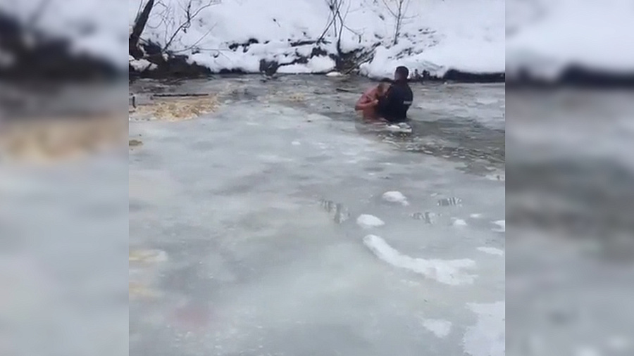 На Кубани полицейский вытащил из замёрзшей реки мужчину, ломая лед голыми руками (ВИДЕО)