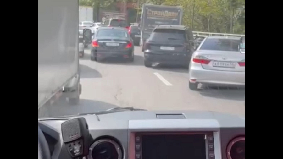 В Краснодарском крае госавтоинспекторы возбудили дело в отношении водителя, не пропустившего скорую помощь с включенной сигнализацией 