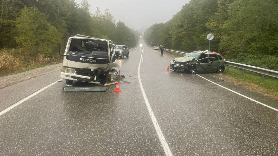 В Апшеронском районе трое человек пострадали в ДТП с грузовиком 