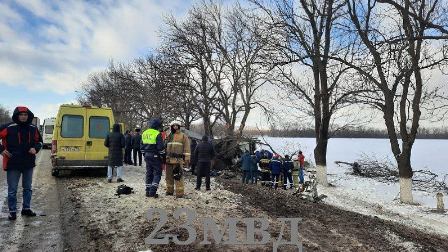 Трое погибли в легковушке, попавшей под КАМАЗ на трассе в Краснодарском крае
