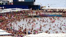 Тысячи туристов устроили столпотворение на пляже в Анапе 