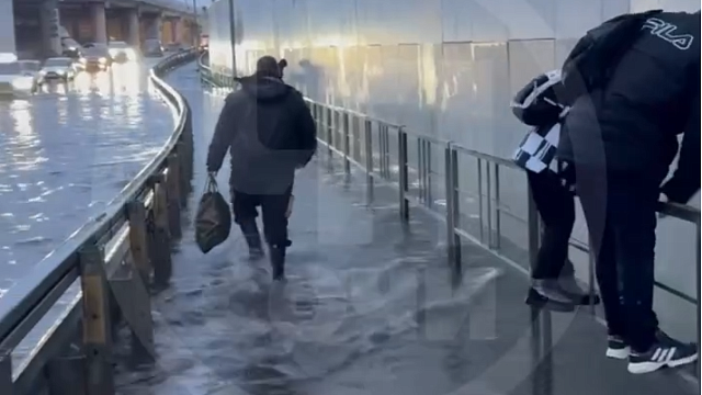 Водители и пешеходы тонут у ж/д вокзала в Адлере после ливня