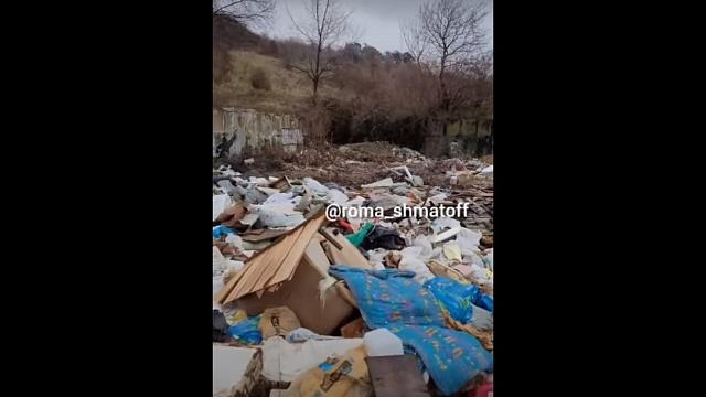 В Сочи неизвестные организовали огромную мусорную свалку на Малом Ахуне