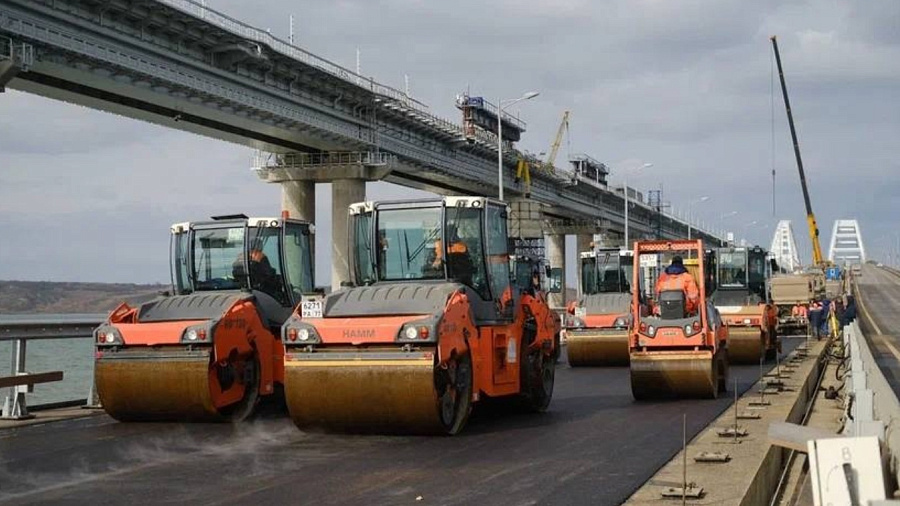 На Крымском мосту, соединяющем Кубань с полуостровом, уложили 2 слоя асфальтобетона на новых пролетах