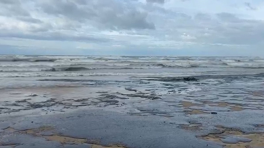 Море в Анапе окрасилось в черный цвет