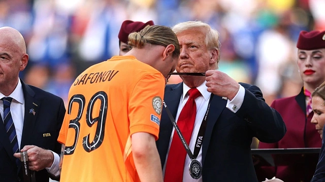 Трамп наградил медалью бывшего вратаря «Краснодара» Матвея Сафонова после разгромного матча «ПСЖ – Челси»