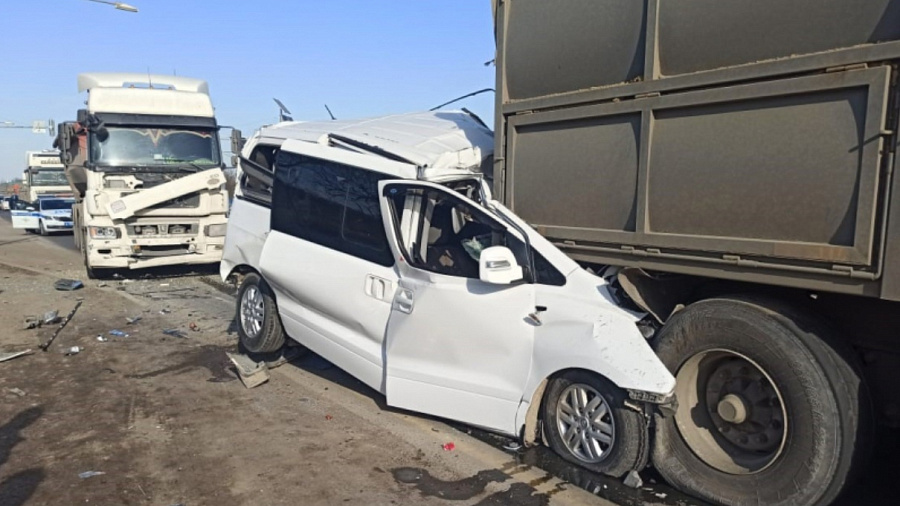 В Адыгее при столкновении двух грузовиков и микроавтобуса пострадал 10-летний ребенок