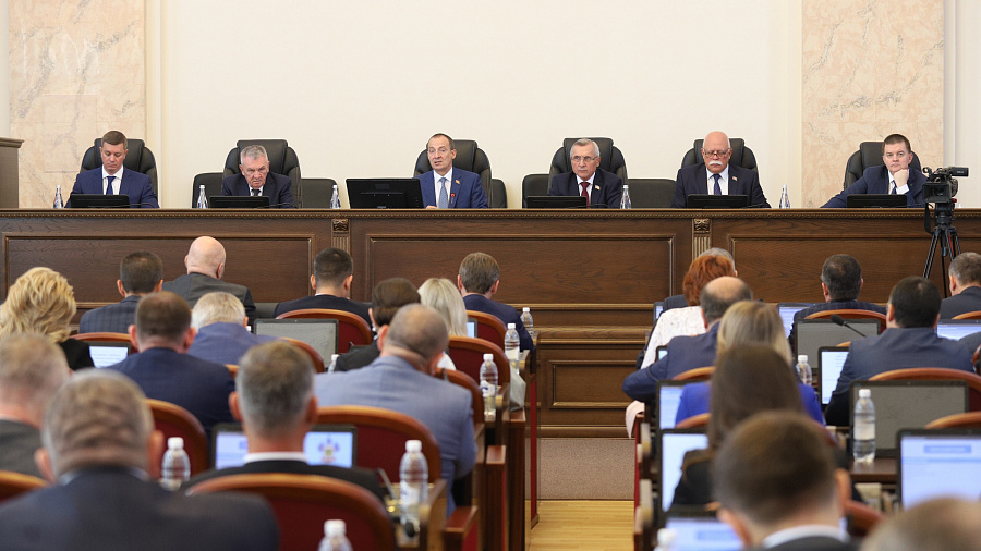 В Заксобрании на внеочередной сессии в первом чтении рассмотрели изменения в Устав Краснодарского края