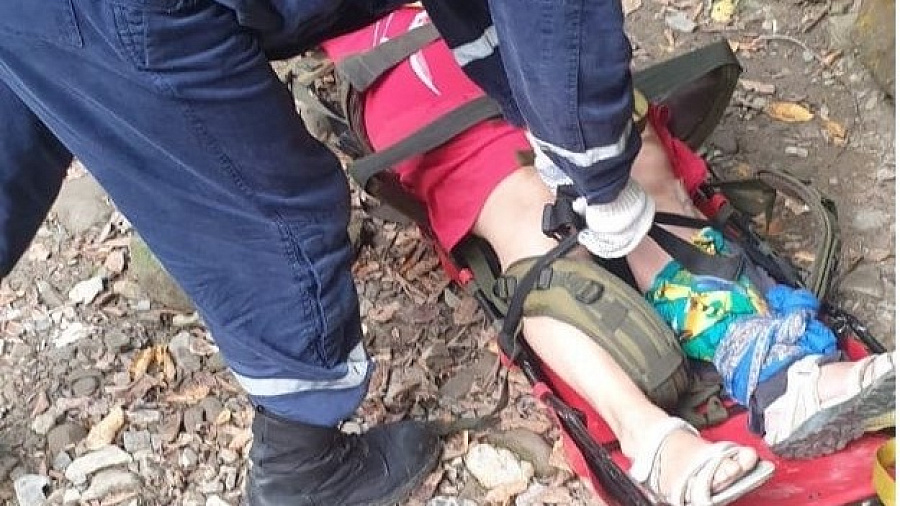 В Сочи туристка упала в ущелье и сломала ногу