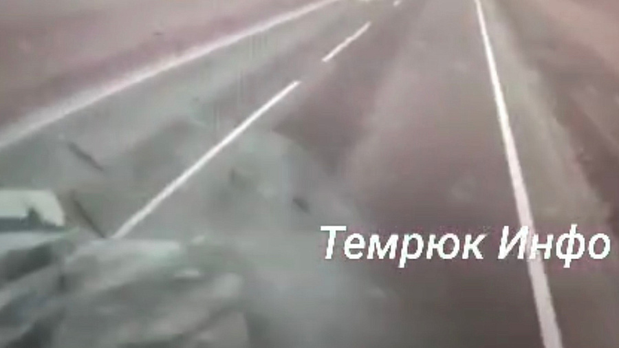В Темрюкском районе видеорегистратор снял смертельное лобовое столкновение иномарки с бензовозом