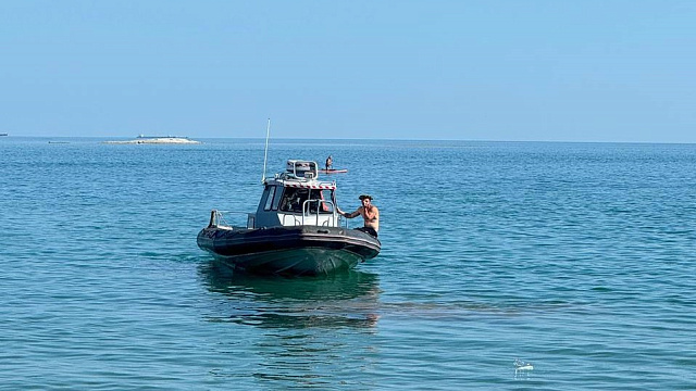В Новороссийске спасатели экстренно вывели отдыхающих с пляжа из-за подозрительного предмета