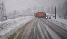 В Сочи на горнолыжном курорте снегоуборочная техника снесла легковушку 