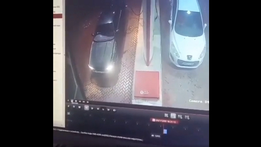 В Краснодарском крае водитель оторвал две бензоколонки на АЗС и попал на видео