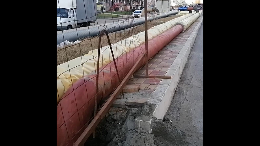 В администрации Краснодара объяснили, почему в Молодежном микрорайоне трубы теплотрассы проложили на тротуаре