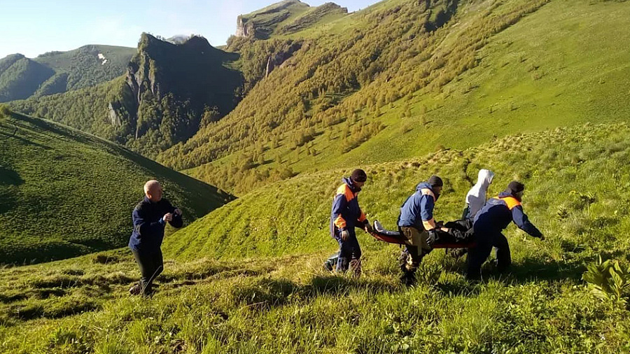 В Сочи спасатели эвакуировали на вертолете туриста, сломавшего ногу в горах