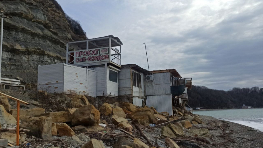 В Туапсинском округе демонтировали нелегальный прокат сап-бордов на пляже