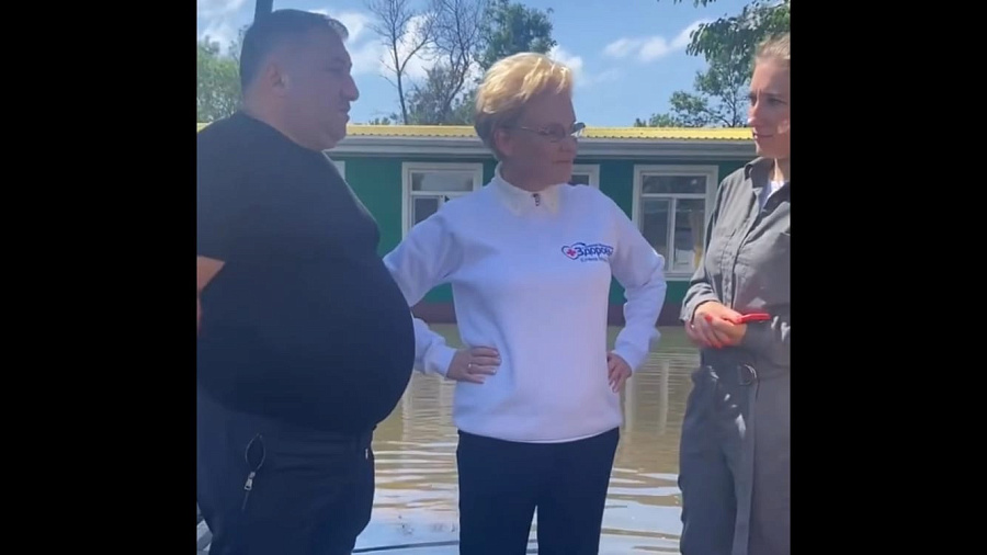 Популярная телеведущая Елена Малышева посетила затопленный в Анапе детский лагерь